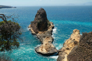 tanjung bloam_útes_skála v moři_amazing place_lombok