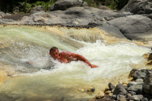 muž v proudu řeky_mangku sakti_mléčná voda_lombok