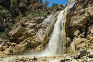 mangku sakti waterfall_vodopád_řeka_síra_mléko_mléčná voda_lombok