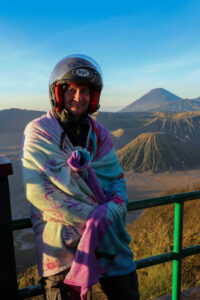 turista na vyhlídce_chlad v horách_bromo_semeru_kaldera_jáva_indonésie_Penanjakan Bromo
