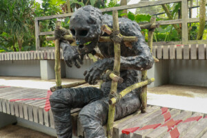 Mumie ve voliéře s papoušky Red Lory v Bali Bird Park